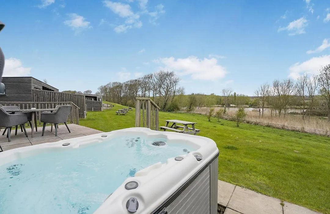 Swanborough Lakes Luxury Lodges-1