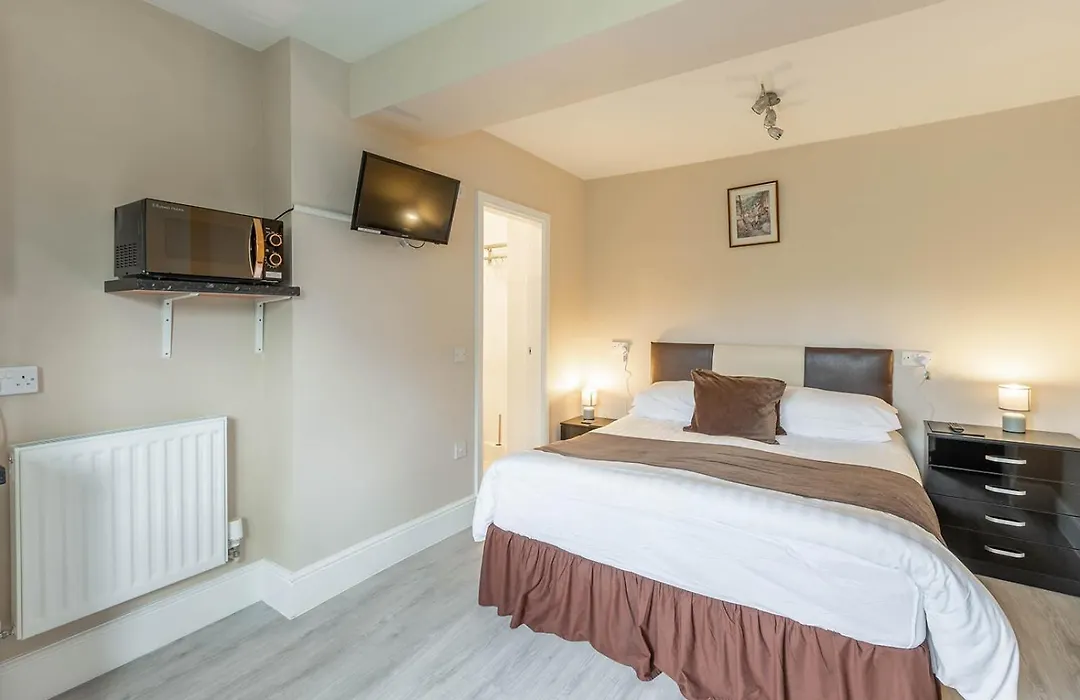 Roger Ground Guest House - With Onsite Car Parking-1