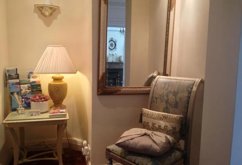 Malvern Lodge Guest House- Close To Beach, Train Station & Southend Airport-1