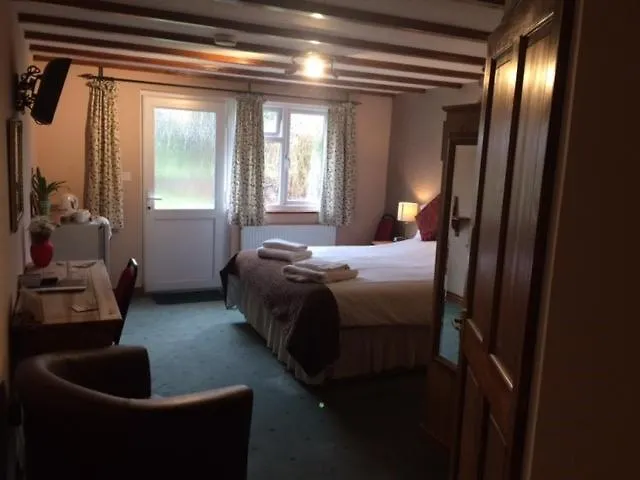 Crown House & Lodges B&B-1