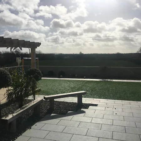 Arvalee Retreat With Outdoor Hottub-3