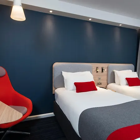 Holiday Inn Express London Luton Airport By Ihg-3