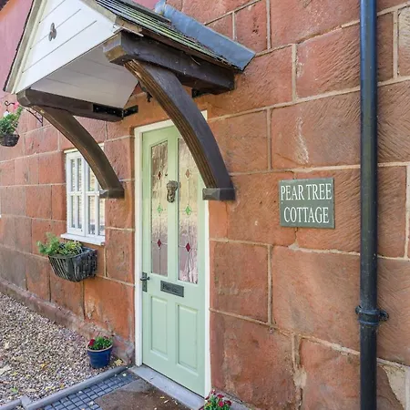 Pear Tree Cottage Courtyard-3