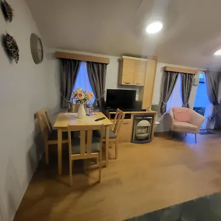 Vacation Escape - Valley Farm -Clacton-On-Sea - Holiday Park-3