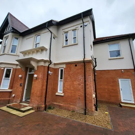 Sands House - Luxury Modern Studios With Secure Parking In Epsom, Surrey-3