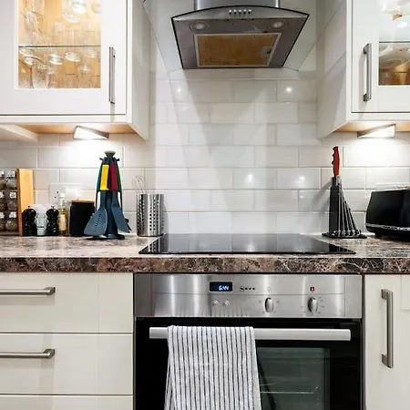 Spacious, Bright & Cosy ~ Ideal Victoria Location!-3