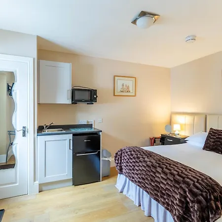 Roger Ground Guest House - With Onsite Car Parking-2