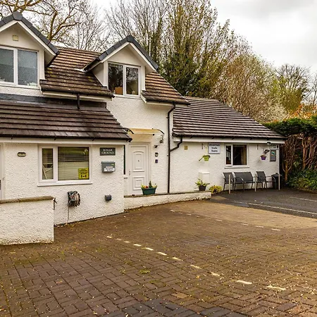 Roger Ground Guest House - With Onsite Car Parking-3