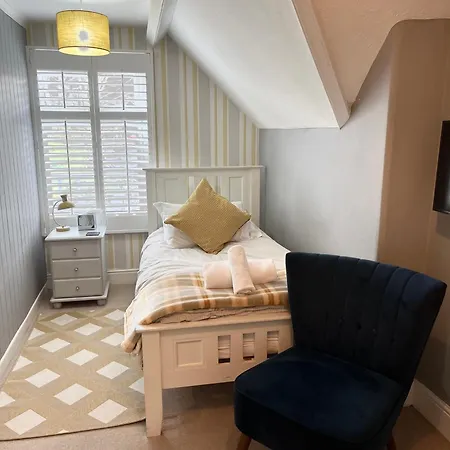 Camelot Guest House-3