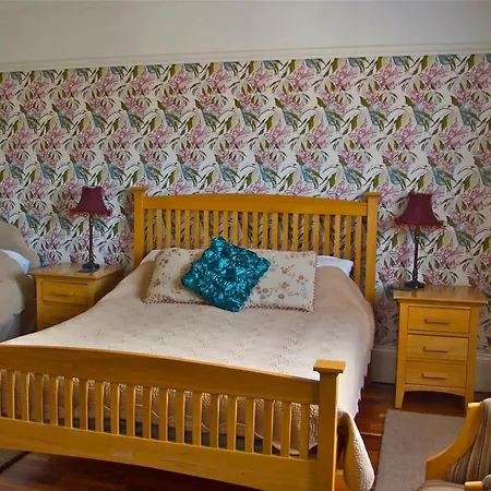Acorn Guest House In Hull-3