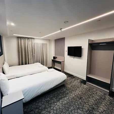 Ilford Grand Hotel-3