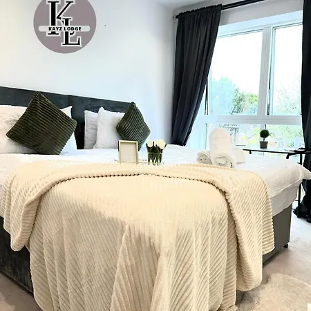 Kayz Lodge- Luxury Ensuite-Private & Shared Accommodation In A New House At The Olympic Village Overlooking Stratford Westfield And Tube Station-3