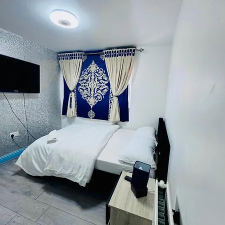 Unique Private Rooms - Bolton Central, Free Parking-2