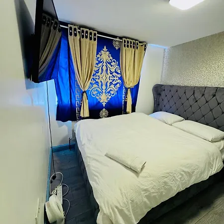 Unique Private Rooms - Bolton Central, Free Parking-3