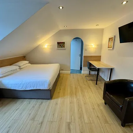 Brentwood Hotel & Apartments-3