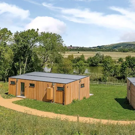 Swanborough Lakes Luxury Lodges-2