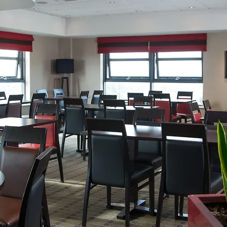 Holiday Inn Express London Luton Airport By Ihg-2