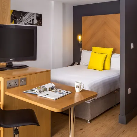 Roomzzz Leeds City West-2