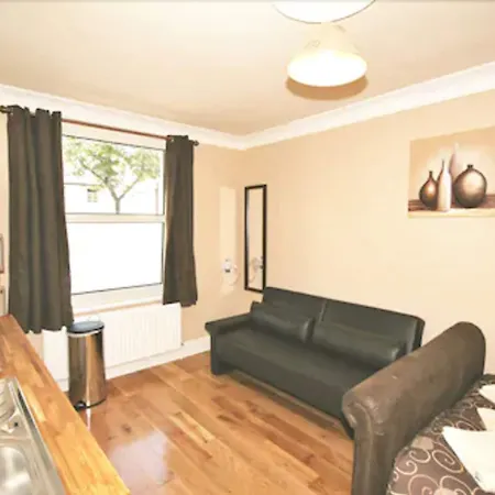 Central Studios Gloucester Road By Roomsbooked - Free Parking-3