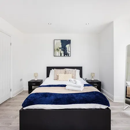 Three Bedroom Apartment By Dashh Properties Short Lets & Serviced Accommodation In Shepherds Bush Sleeps 9 With Free Wifi-3