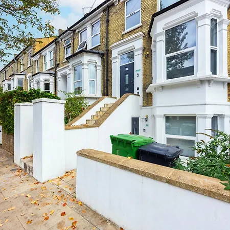 Three Bedroom Apartment By Dashh Properties Short Lets & Serviced Accommodation In Shepherds Bush Sleeps 9 With Free Wifi-2