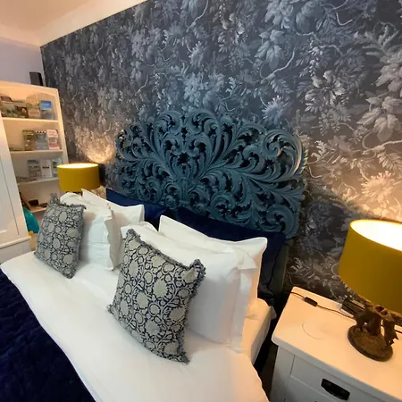 The Knightwood Oak: Luxury King Suite with Private Entrance in Lymington-2