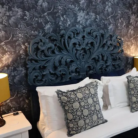 The Knightwood Oak: Luxury King Suite with Private Entrance in Lymington-3