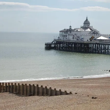 OYO Marine Parade Hotel, Eastbourne Pier-2