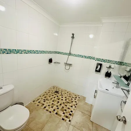 Crompton Guest House-2