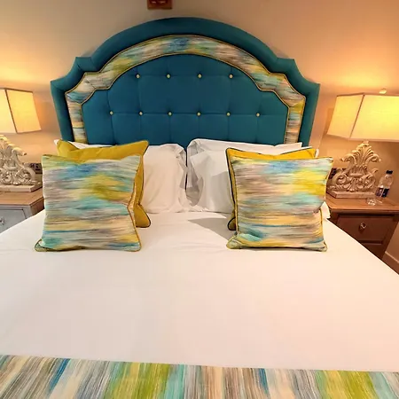 The White Horse Hotel, Romsey, Hampshire - The Coaching Inn Group-3