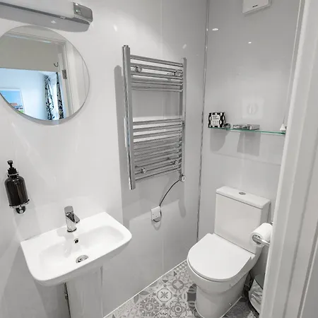 Kingsway Guesthouse - A Selection Of Single, Double And Family Rooms In A Central Location-3