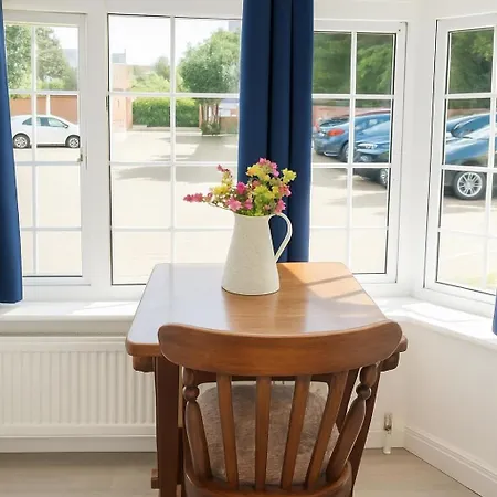 All Seasons Gatwick Guest House & Parking-3