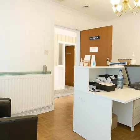 All Seasons Gatwick Guest House & Parking-2
