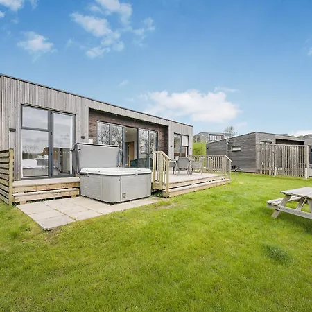 Swanborough Lakes Luxury Lodges-3