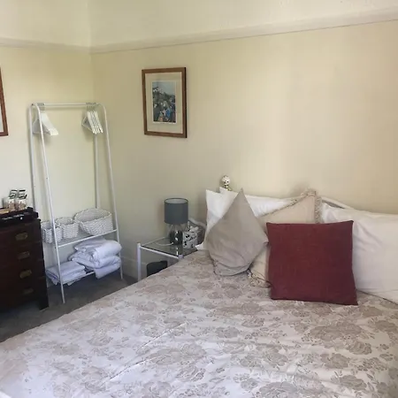Cleave Court Guest House-3