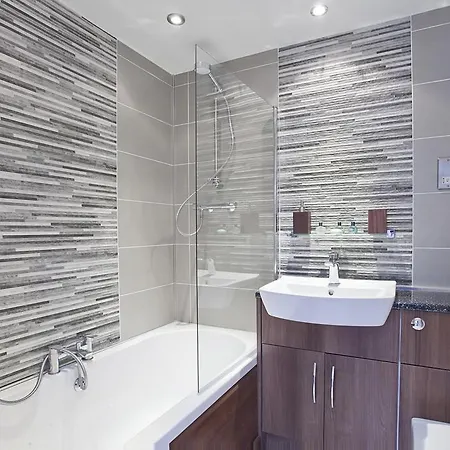 3 Emperors Wharf With Stunning River Views-2