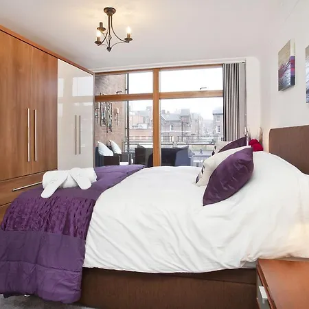 3 Emperors Wharf With Stunning River Views-3