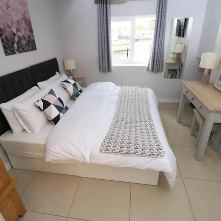 Riverside Rooms-3