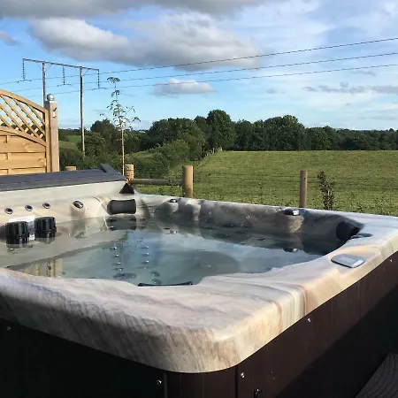 Arvalee Retreat With Outdoor Hottub-2