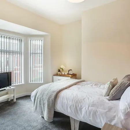 Townhouse @ 62 Samuel Street Crewe-3