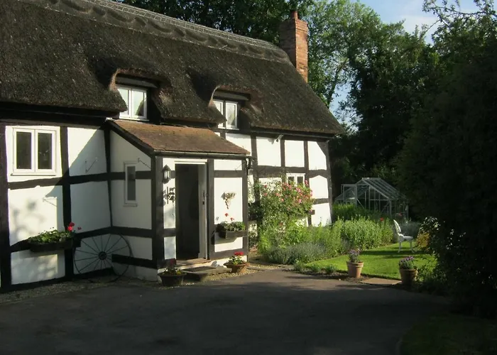 The Moats - Coddington A Small Private Thatched Cottage B&B Located In Quiet Countryside Between Ledbury And Malvern - Convenient For The Malvern Three Counties Showground And 5 Miles From Excellent Shops Restaurants And Ledbury Poetry Festival