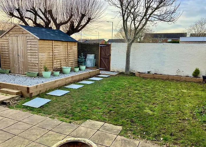 Central & Cosy, Home From Home With Large Garden & Free Parking, Bournemouth