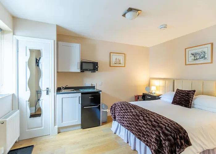 Roger Ground Guest House - With Onsite Car Parking
