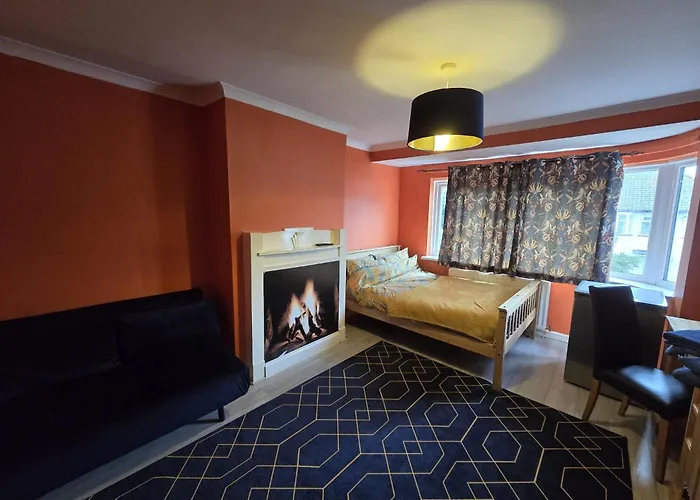 L'Auberge Close Syon Lane Station And Heathrow London