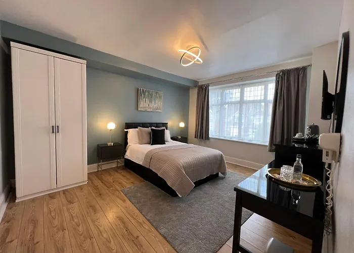 Madonna Halley Hotel Edgware