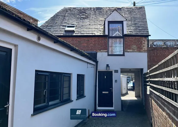 2 Bed House By Southern Stays Short Lets & Serviced Accommodation Bournemouth With Parking - Relocation & Family, 1Km From The Beach