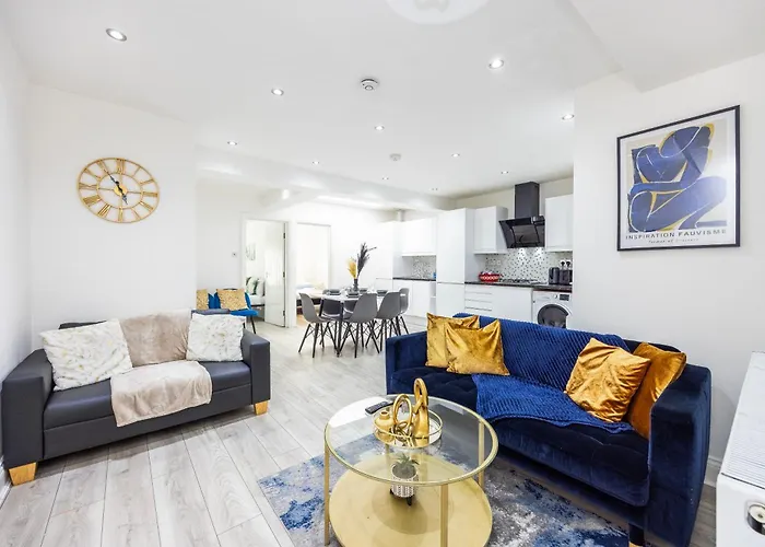 Three Bedroom Apartment By Dashh Properties Short Lets & Serviced Accommodation In Shepherds Bush Sleeps 9 With Free Wifi