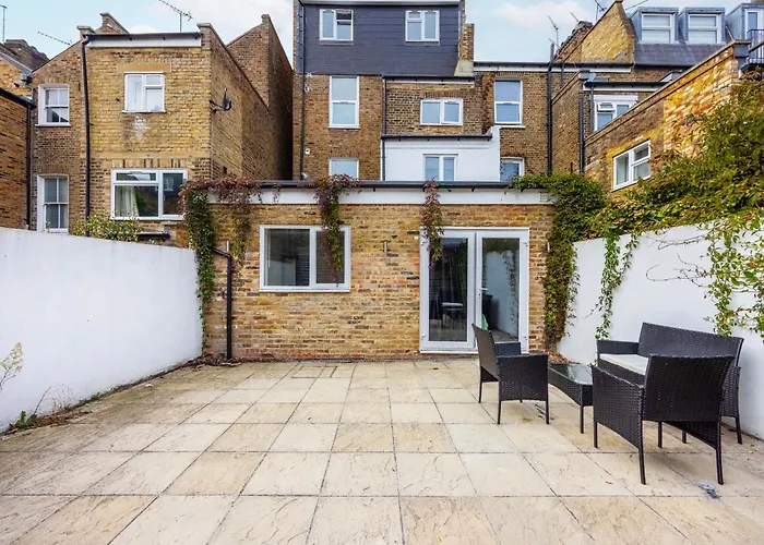 Three Bedroom Apartment By Dashh Properties Short Lets & Serviced Accommodation In Shepherds Bush Sleeps 9 With Free Wifi