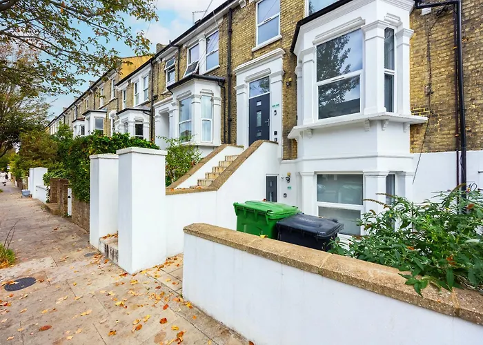 Three Bedroom Apartment By Dashh Properties Short Lets & Serviced Accommodation In Shepherds Bush Sleeps 9 With Free Wifi