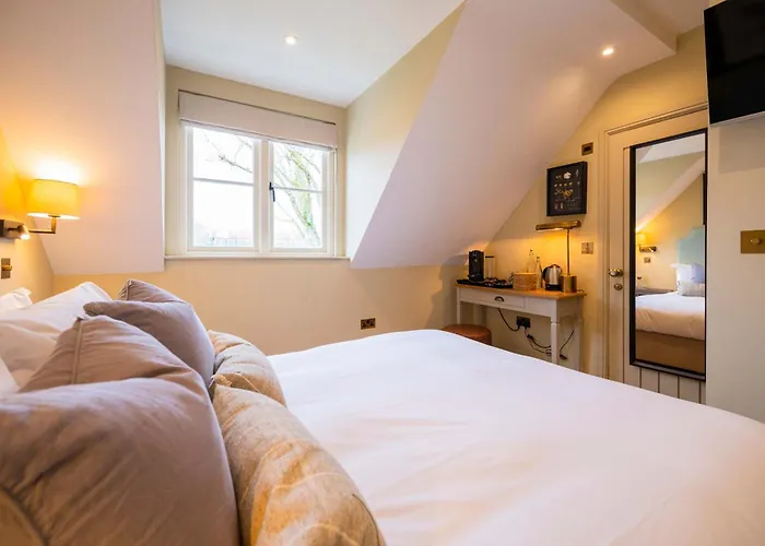 The Bottle & Glass Inn - Barn View - Room 2